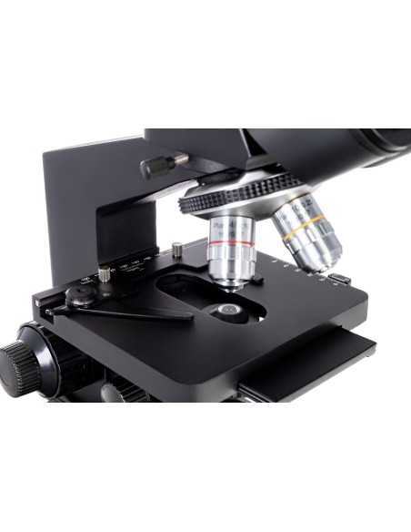 Microscopio trinoculare biologico Levenhuk 870T
