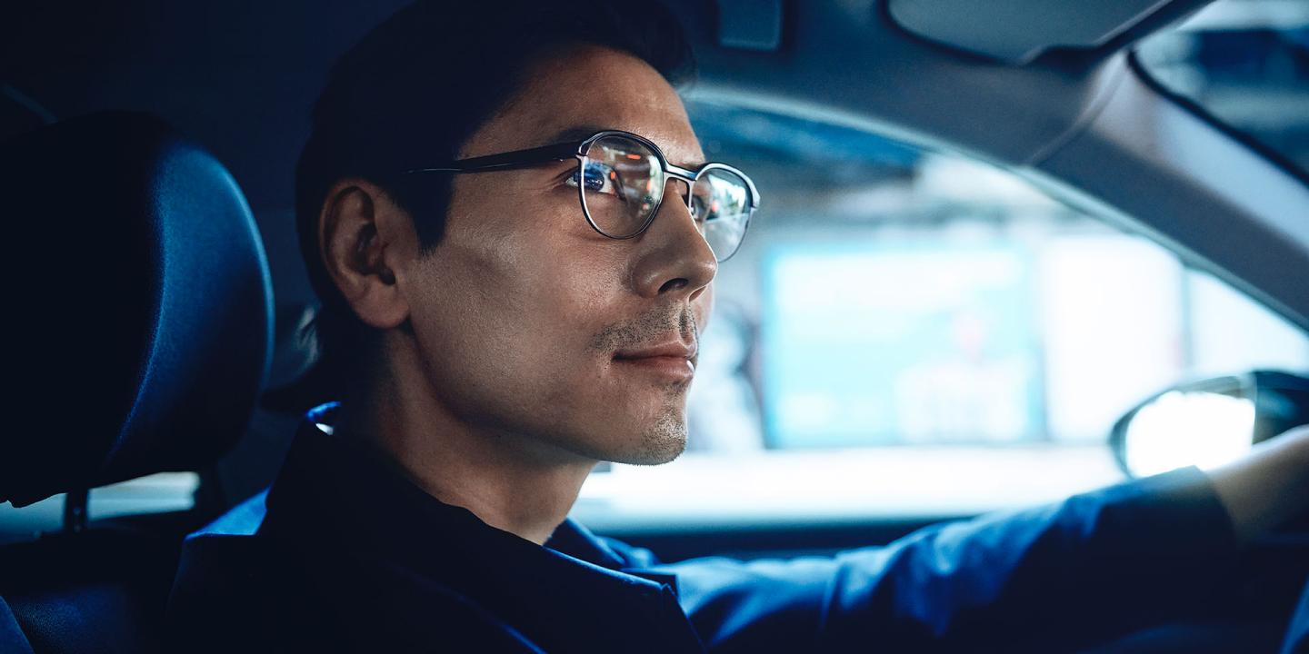 Uomo alla guida con occhiali da vista ZEISS DriveSafe