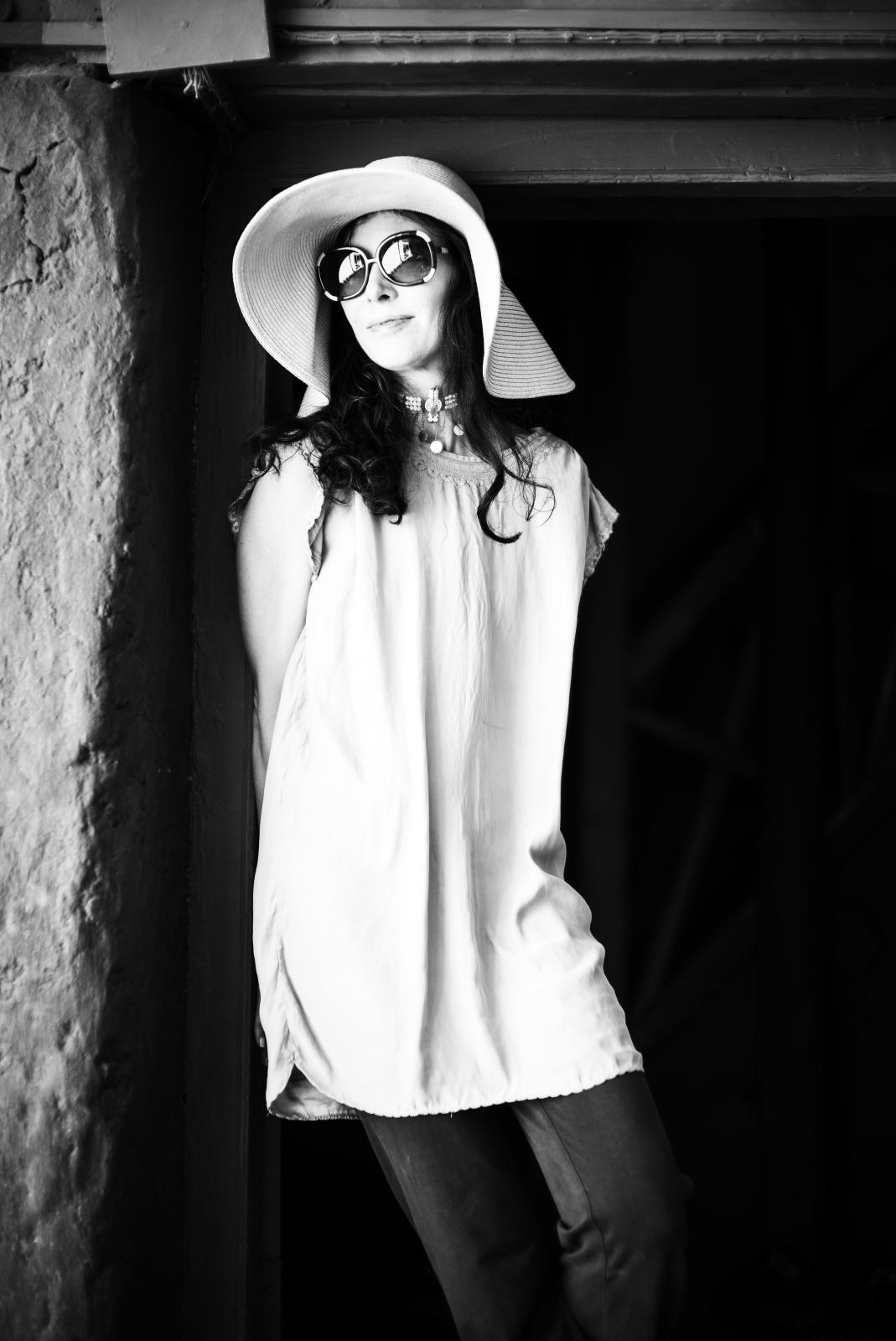 Donna con cappello e occhiali da sole oversize