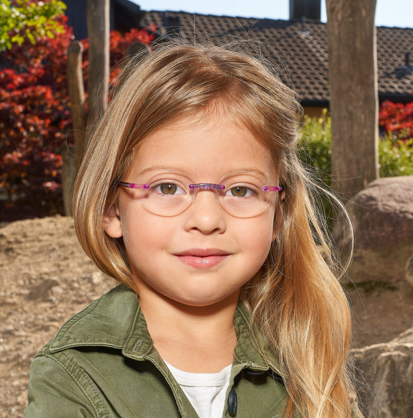 Bambina in età scolare con occhiali da vista Swissflex indossati