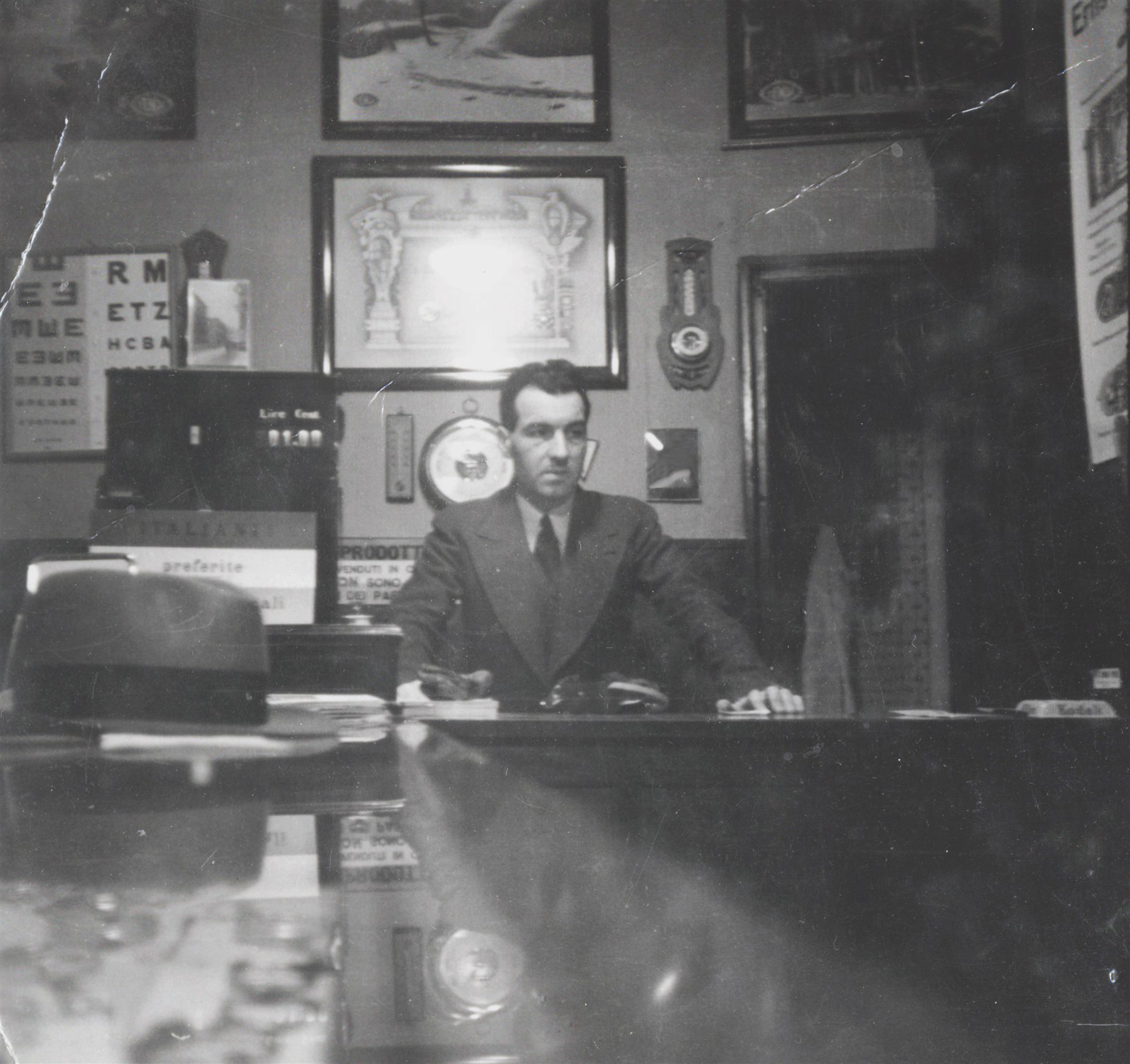 Dino Isolani nel primo negozio di ottica e fotografia a Genova