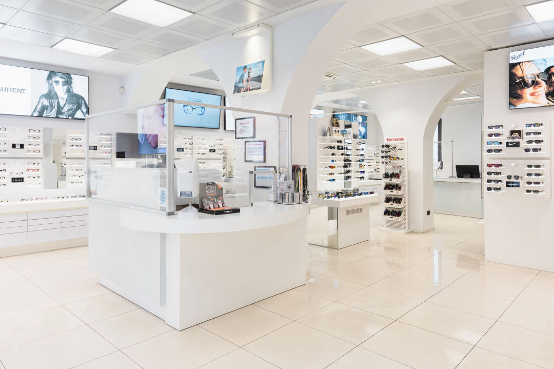 Negozio di occhiali con espositori luminosi.
