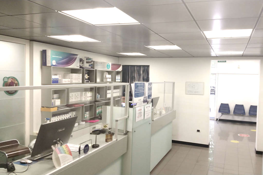 Interno del negozio con occhiali