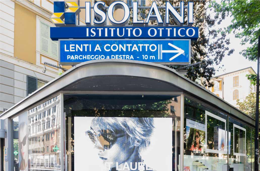 IsolaniInsegna di un istituto ottico con pubblicità.