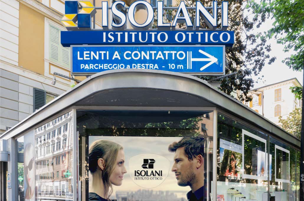 Negozio di ottica con pubblicità e direzioni.