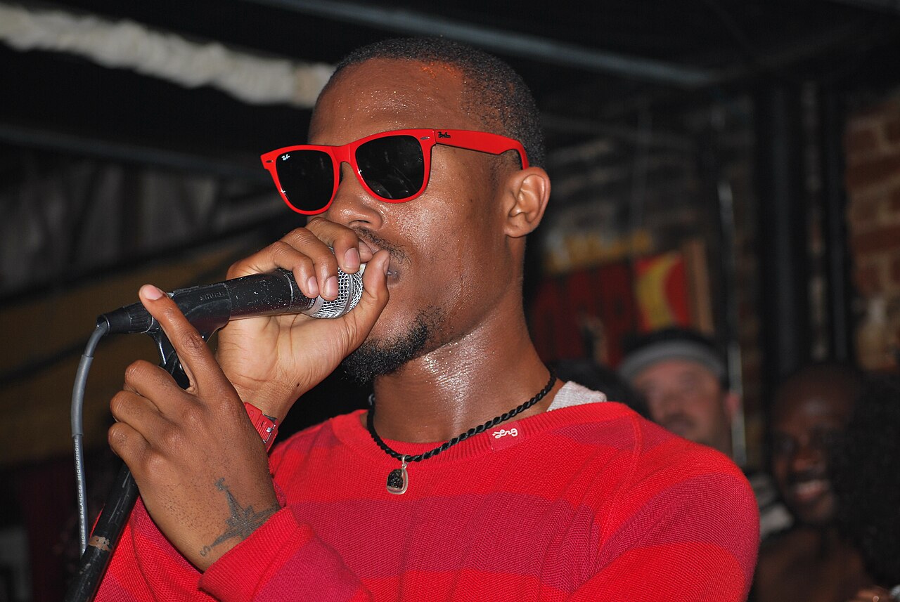 B.o.B indossa Wayfarer rossi