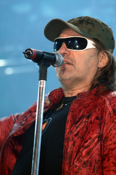 Vasco Rossi sul palco con occhiali avvolgenti