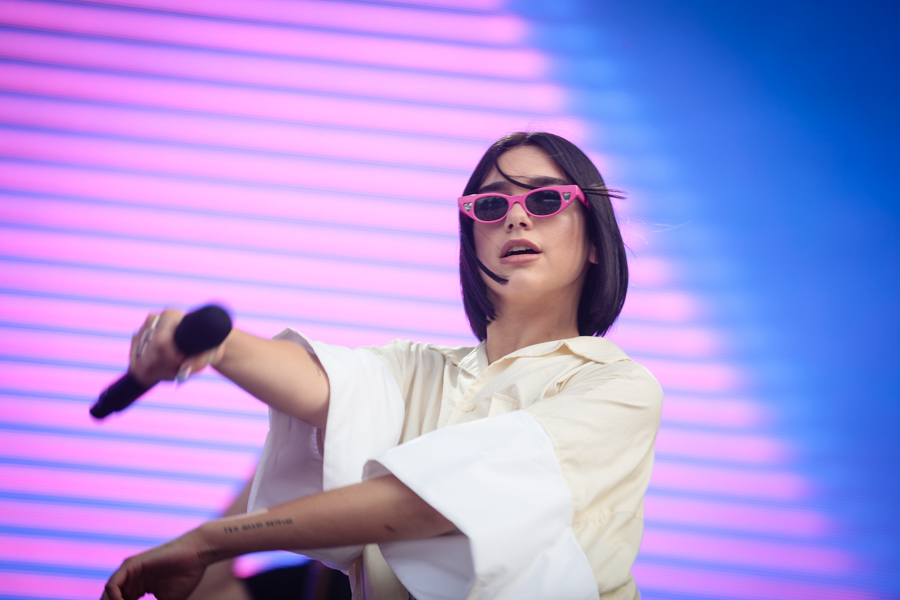 Dua Lipa con occhiali cat-eye rosa