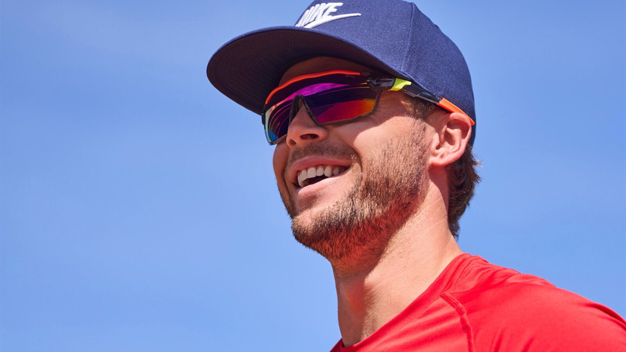 Occhiali da sole Nike Vision sportivi indossati all'aperto